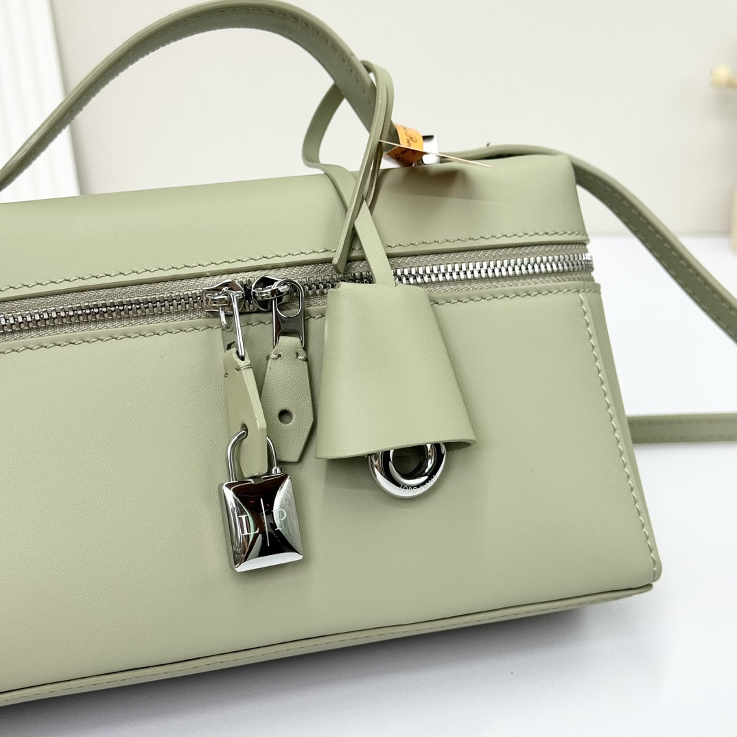 Loro Piana Extra Pocket L19 Smooth Calfskin 11 x 19 x 6.5 cm