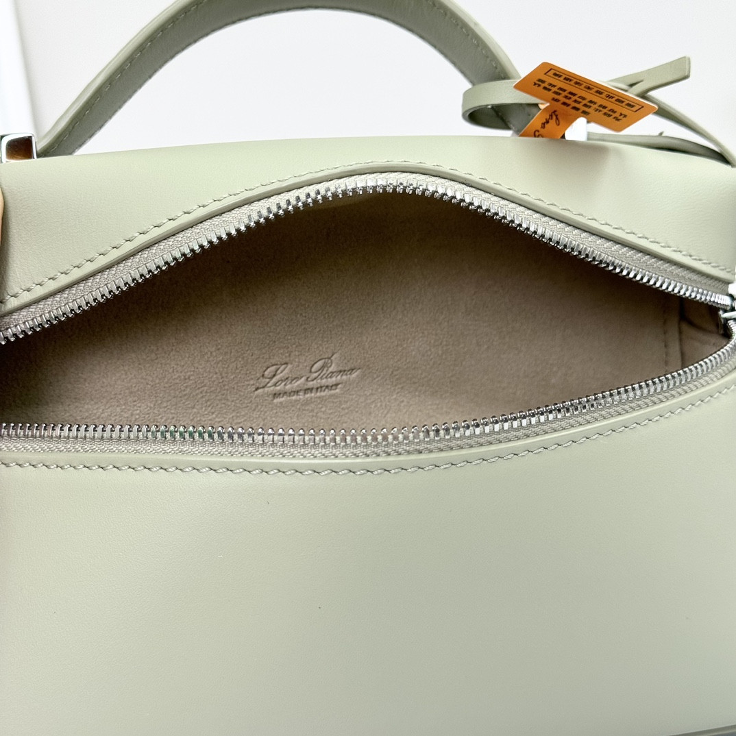 Loro Piana Extra Pocket L19 Smooth Calfskin 11 x 19 x 6.5 cm