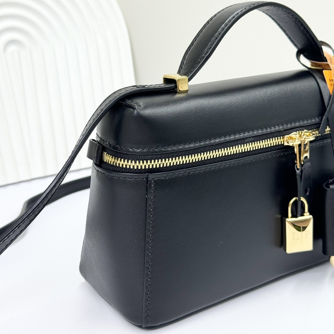 Loro Piana Extra Pocket L19 Smooth Calfskin 11 x 19 x 6.5 cm