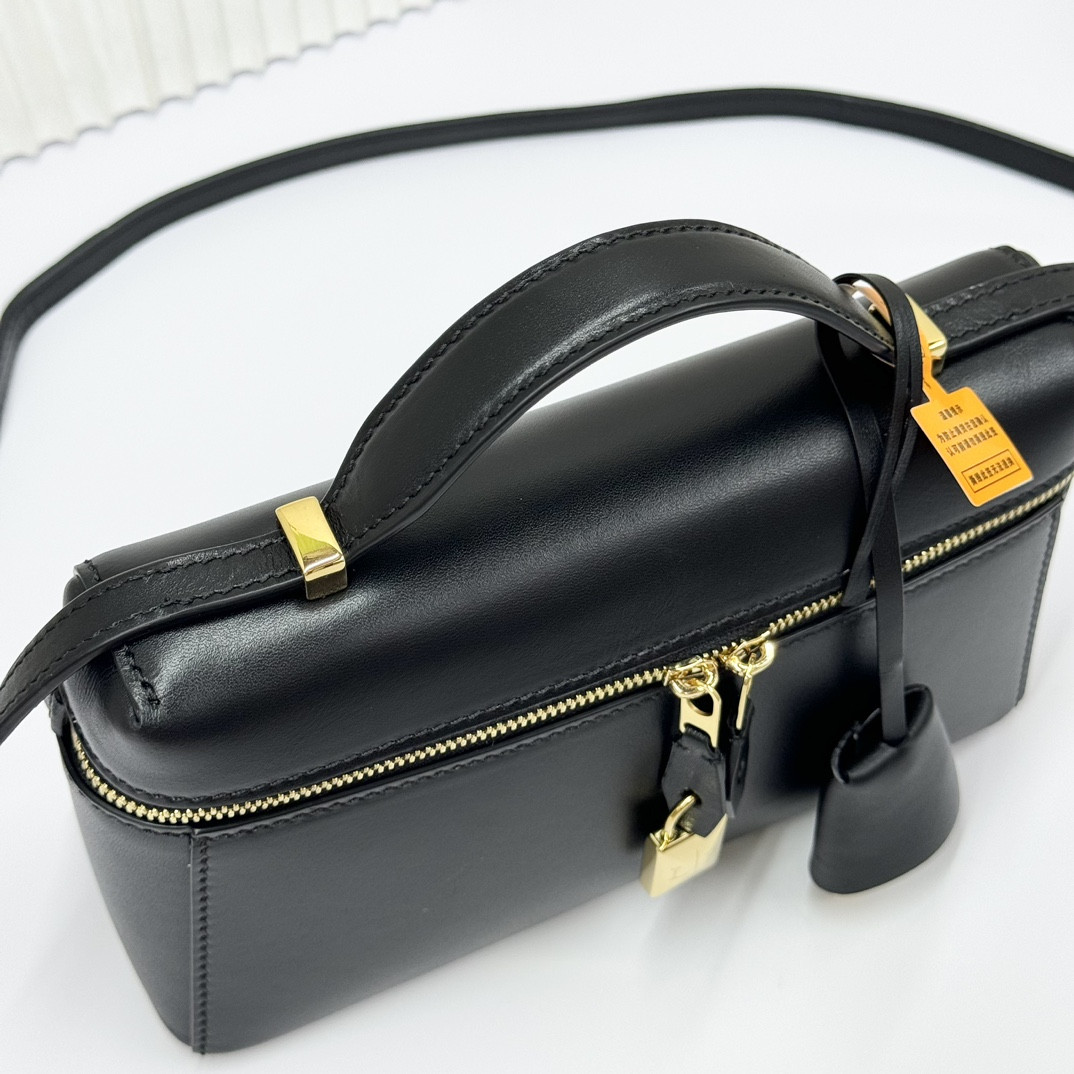 Loro Piana Extra Pocket L19 Smooth Calfskin 11 x 19 x 6.5 cm