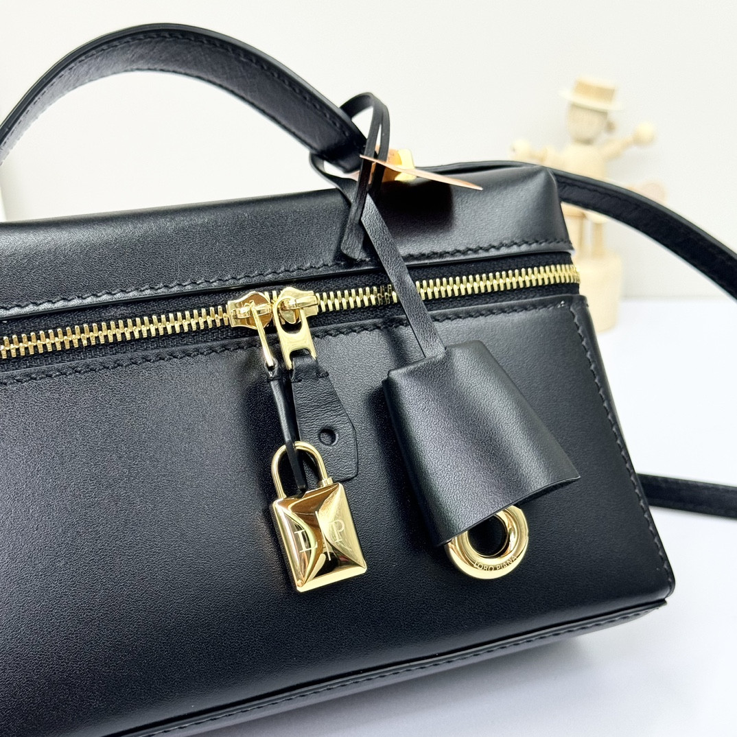 Loro Piana Extra Pocket L19 Smooth Calfskin 11 x 19 x 6.5 cm