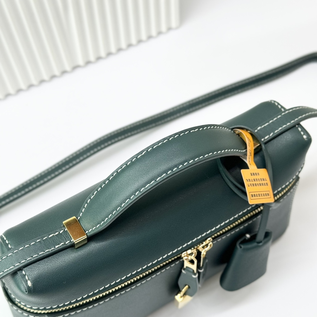 Loro Piana Extra Pocket L19 Smooth Calfskin 11 x 19 x 6.5 cm