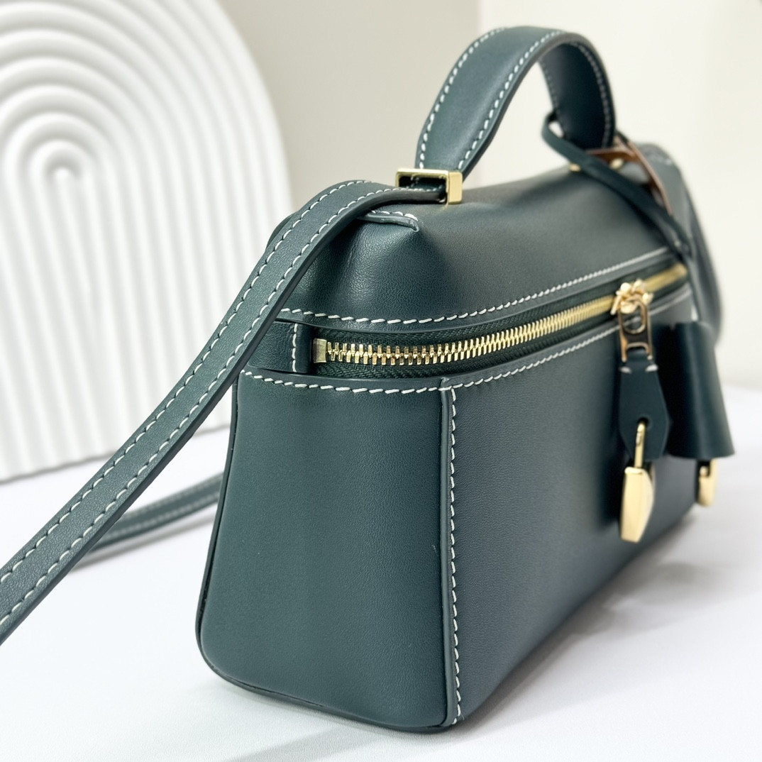 Loro Piana Extra Pocket L19 Smooth Calfskin 11 x 19 x 6.5 cm