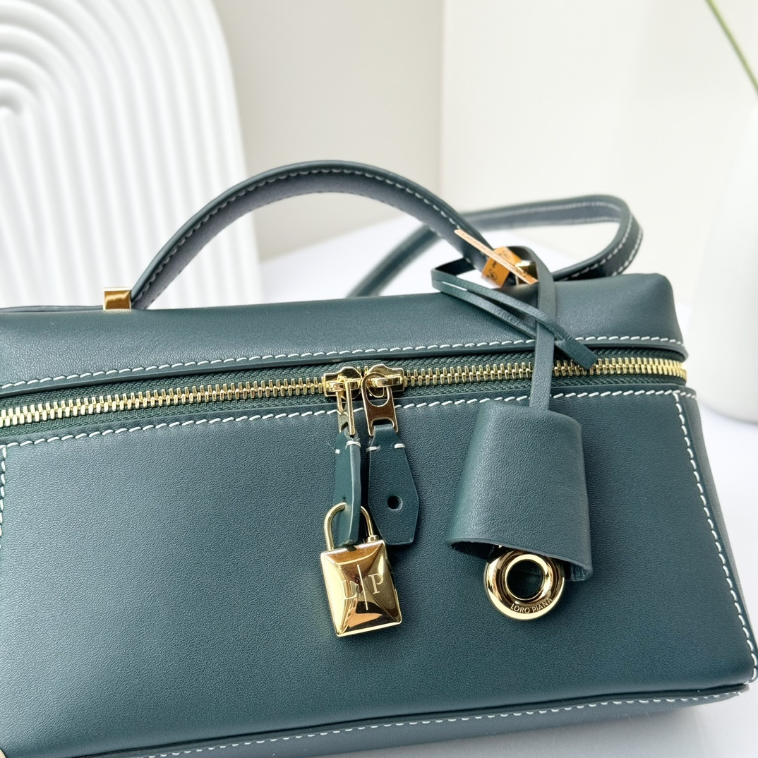 Loro Piana Extra Pocket L19 Smooth Calfskin 11 x 19 x 6.5 cm