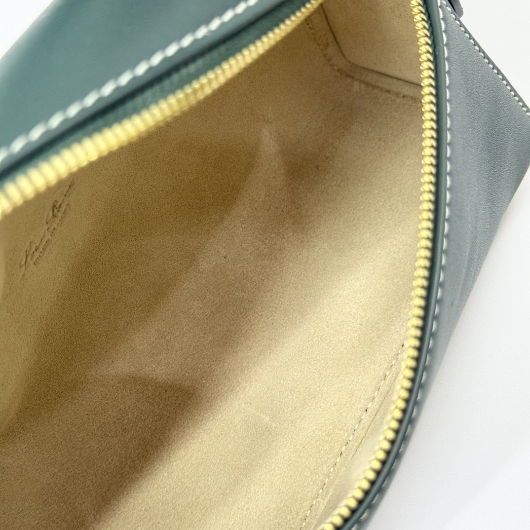 Loro Piana Extra Pocket L19 Smooth Calfskin 11 x 19 x 6.5 cm