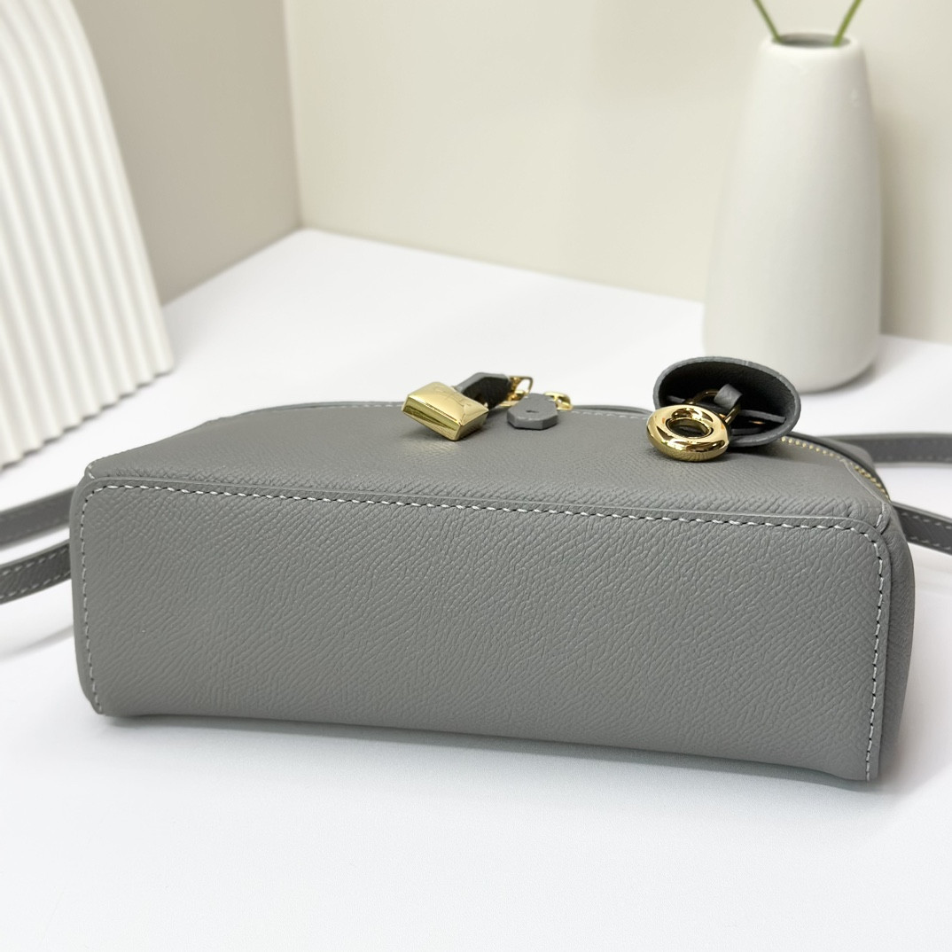 Loro Piana Extra Pocket L19 Grained Calfskin 11 x 19 x 6.5 cm