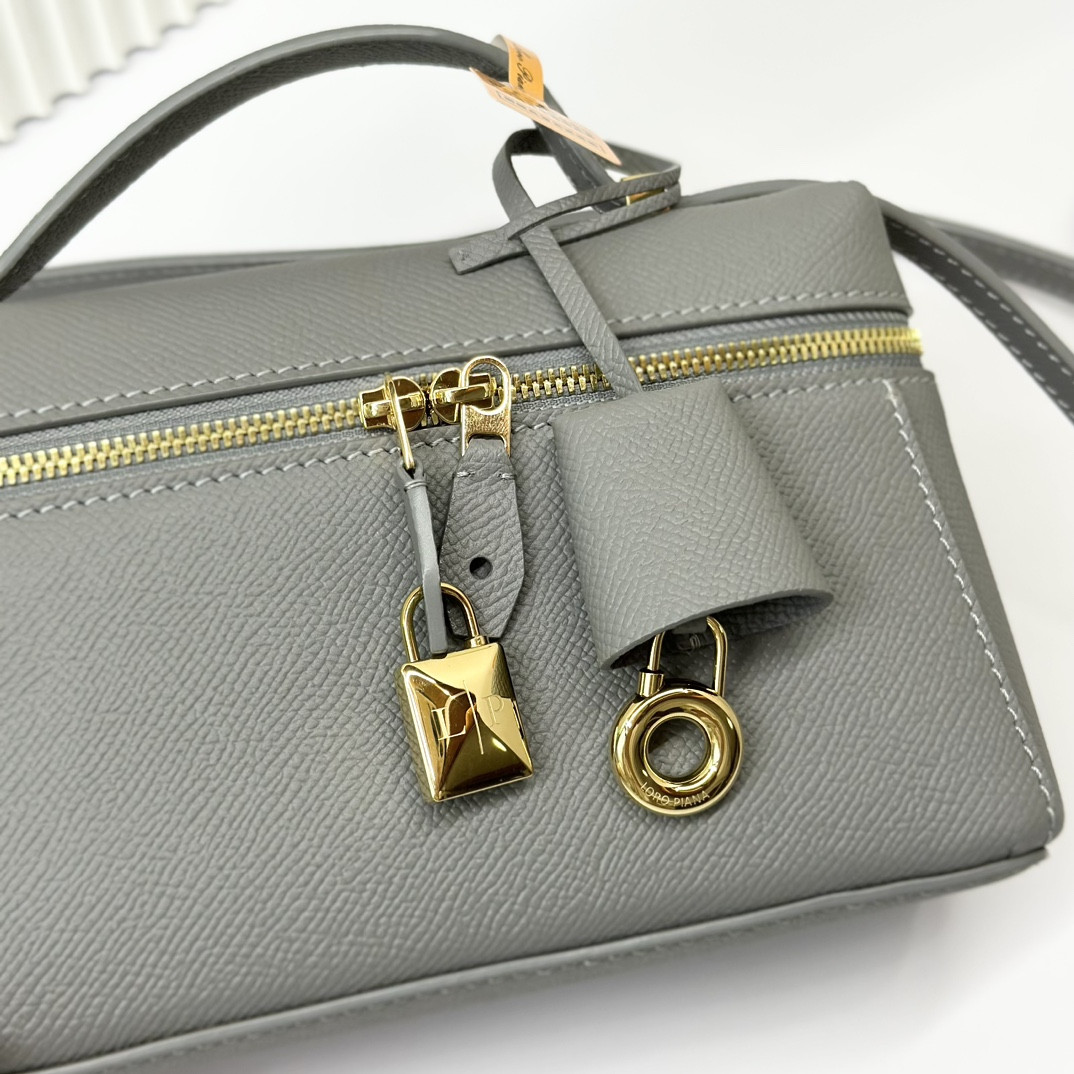 Loro Piana Extra Pocket L19 Grained Calfskin 11 x 19 x 6.5 cm