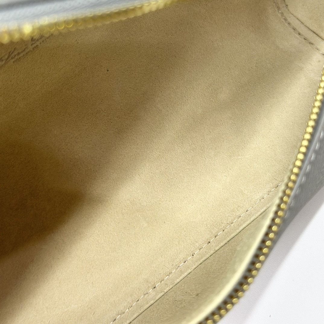 Loro Piana Extra Pocket L19 Grained Calfskin 11 x 19 x 6.5 cm