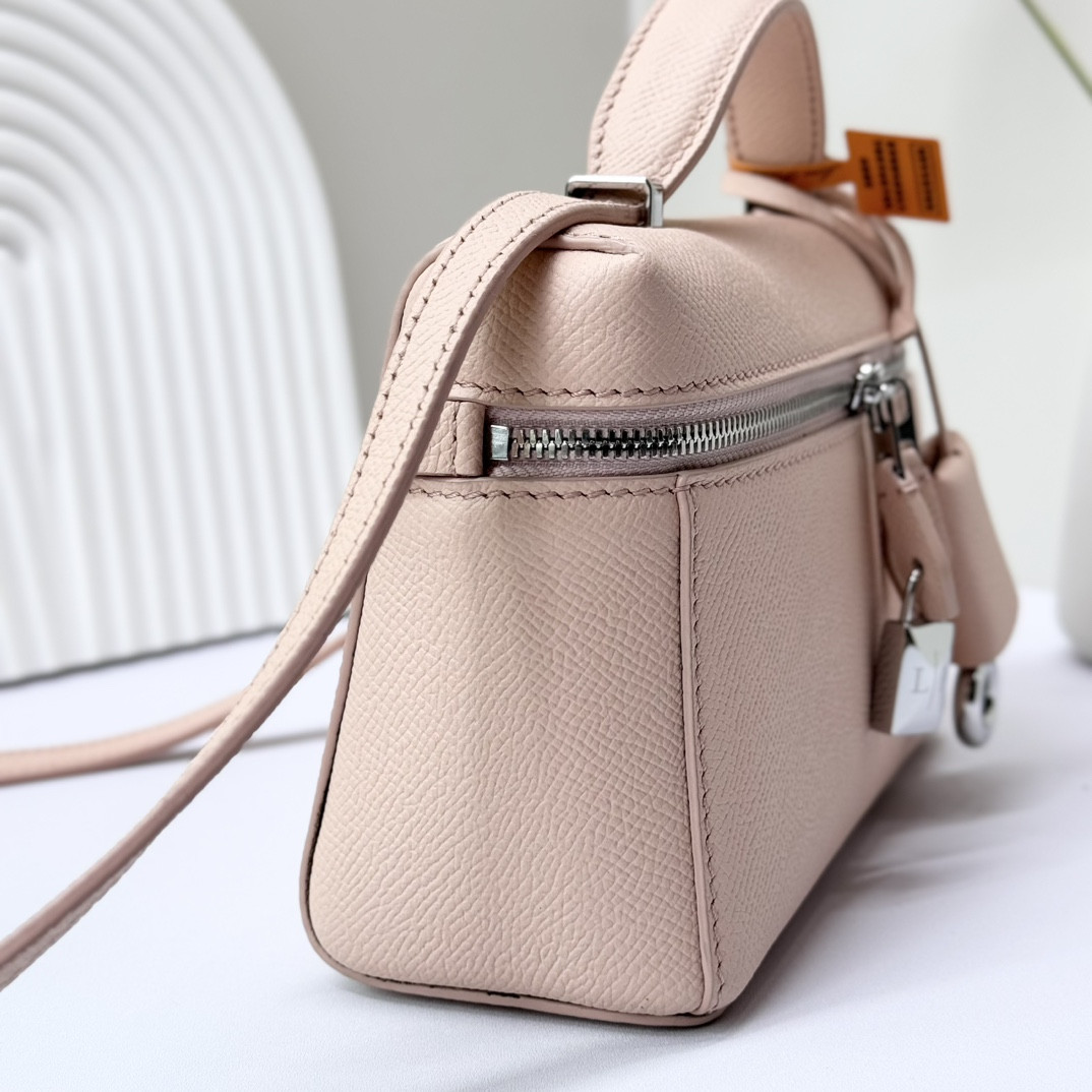 Loro Piana Extra Pocket L19 Grained Calfskin 11 x 19 x 6.5 cm