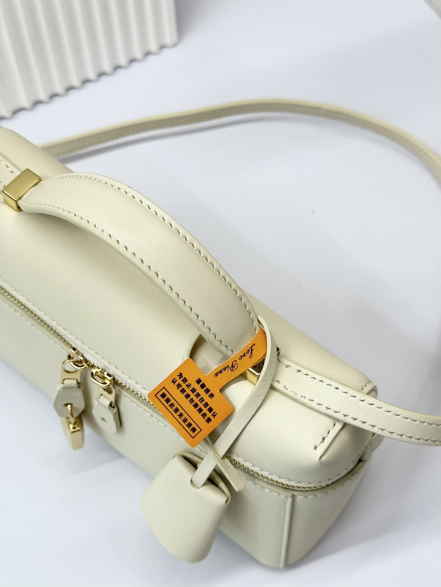 Loro Piana Extra Pocket L19 Smooth Calfskin 11 x 19 x 6.5 cm