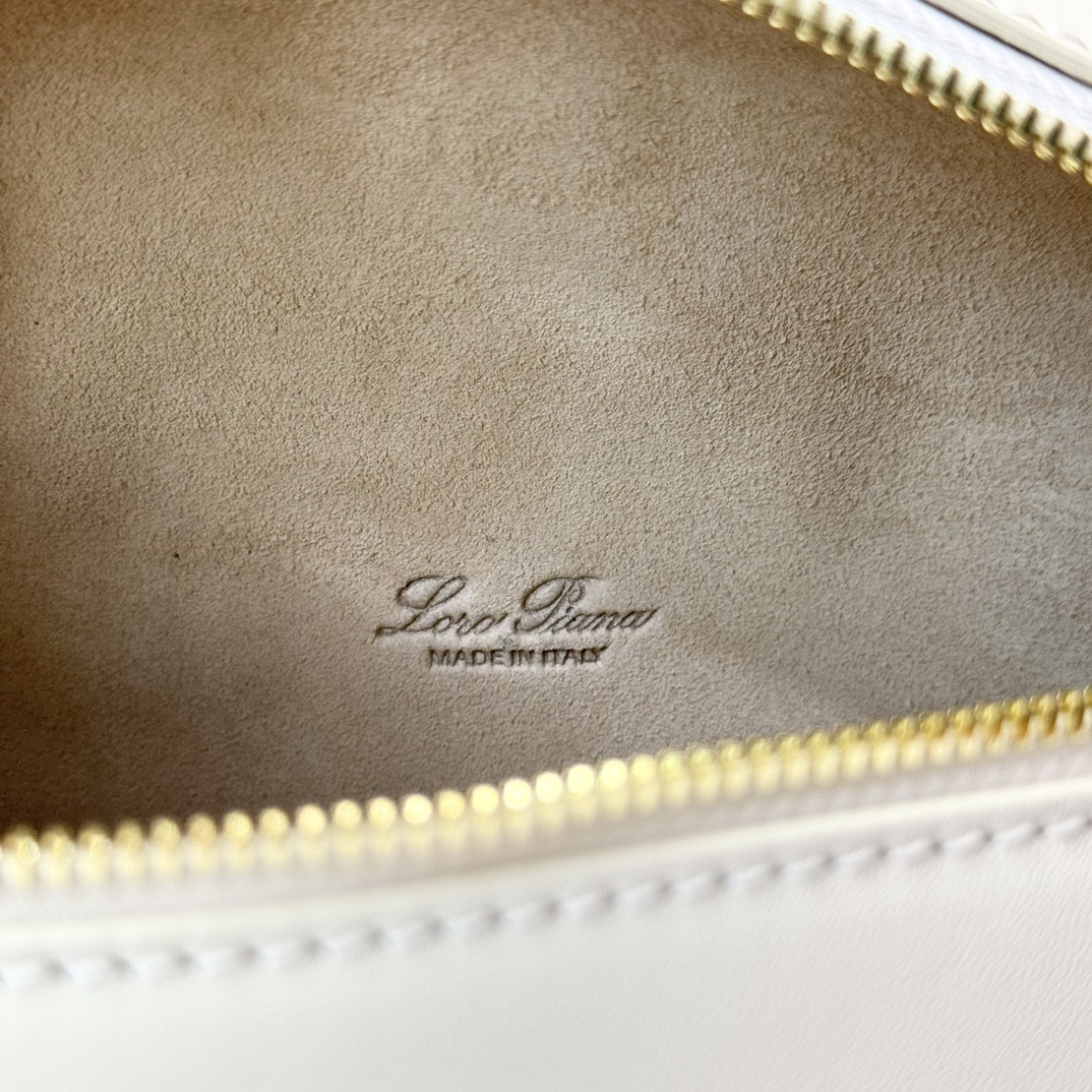 Loro Piana Extra Pocket L19 Smooth Calfskin 11 x 19 x 6.5 cm