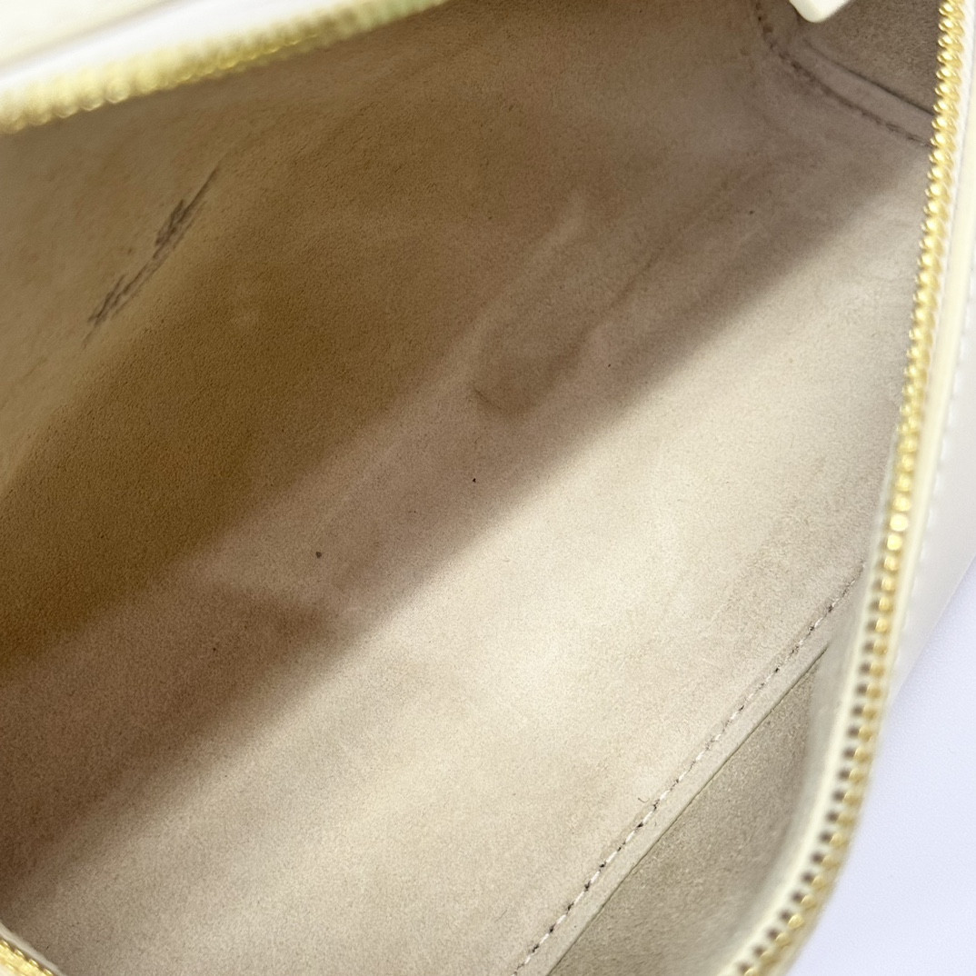 Loro Piana Extra Pocket L19 Smooth Calfskin 11 x 19 x 6.5 cm