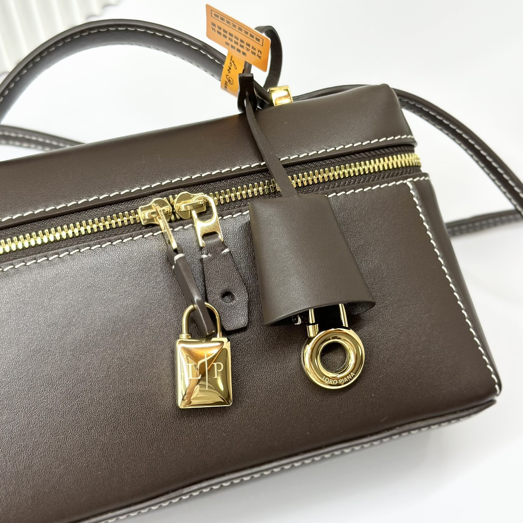 Loro Piana Extra Pocket L19 Smooth Calfskin 11 x 19 x 6.5 cm