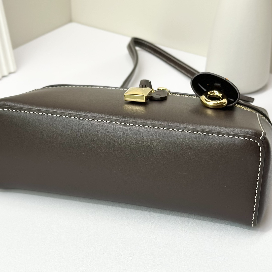 Loro Piana Extra Pocket L19 Smooth Calfskin 11 x 19 x 6.5 cm