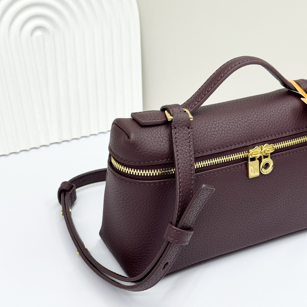 Loro Piana Extra Pocket L19 Grained Calfskin 11 x 19 x 6.5 cm