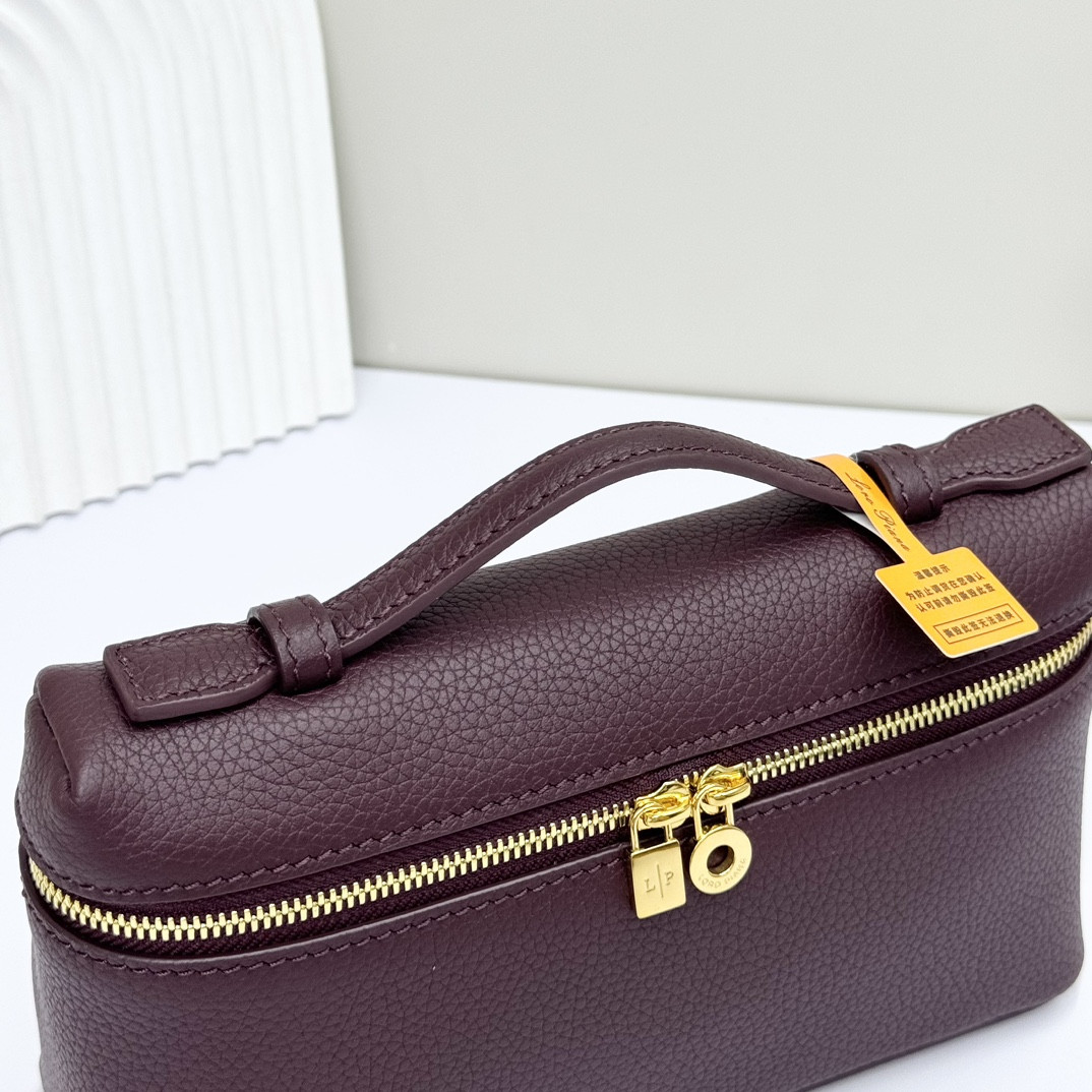 Loro Piana Extra Pocket L19 Grained Calfskin 11 x 19 x 6.5 cm