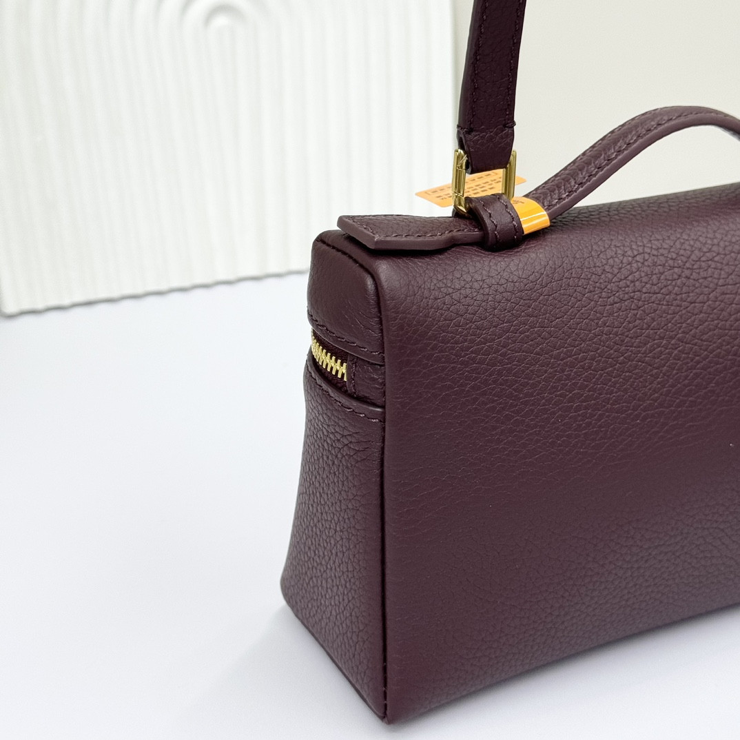 Loro Piana Extra Pocket L19 Grained Calfskin 11 x 19 x 6.5 cm