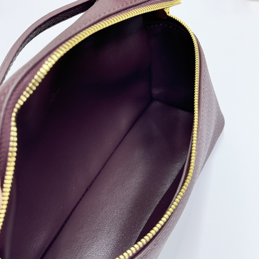 Loro Piana Extra Pocket L19 Grained Calfskin 11 x 19 x 6.5 cm