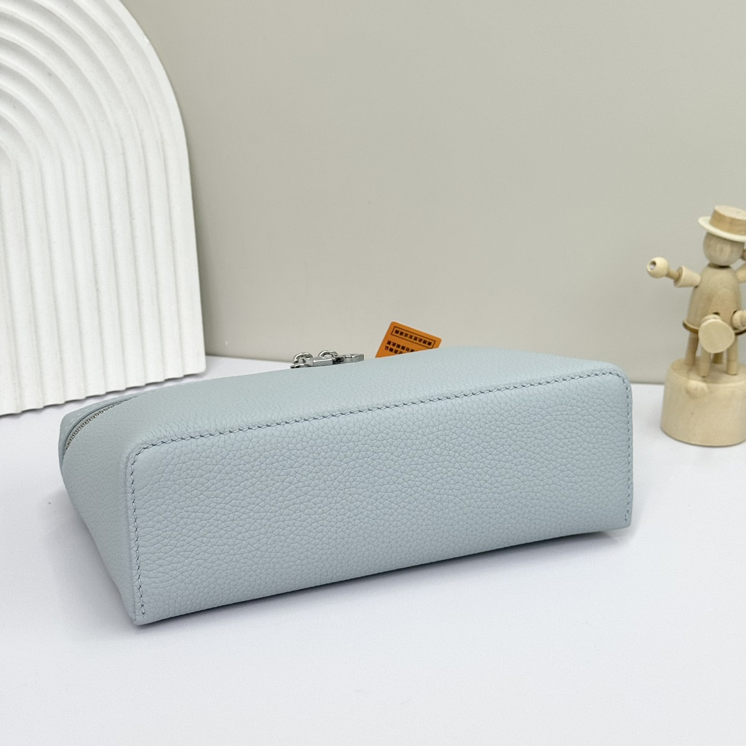 Loro Piana Extra Pocket L19 Grained Calfskin 11 x 19 x 6.5 cm