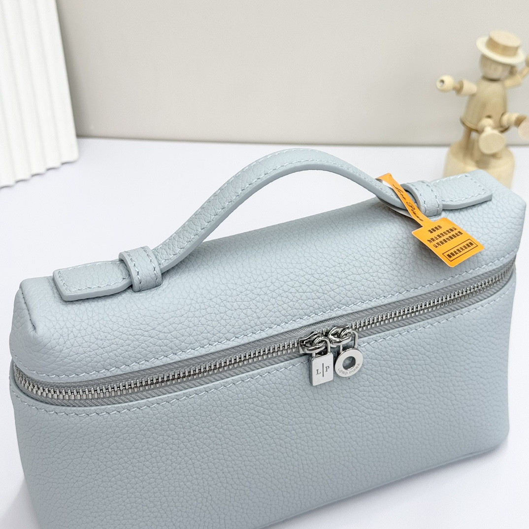 Loro Piana Extra Pocket L19 Grained Calfskin 11 x 19 x 6.5 cm