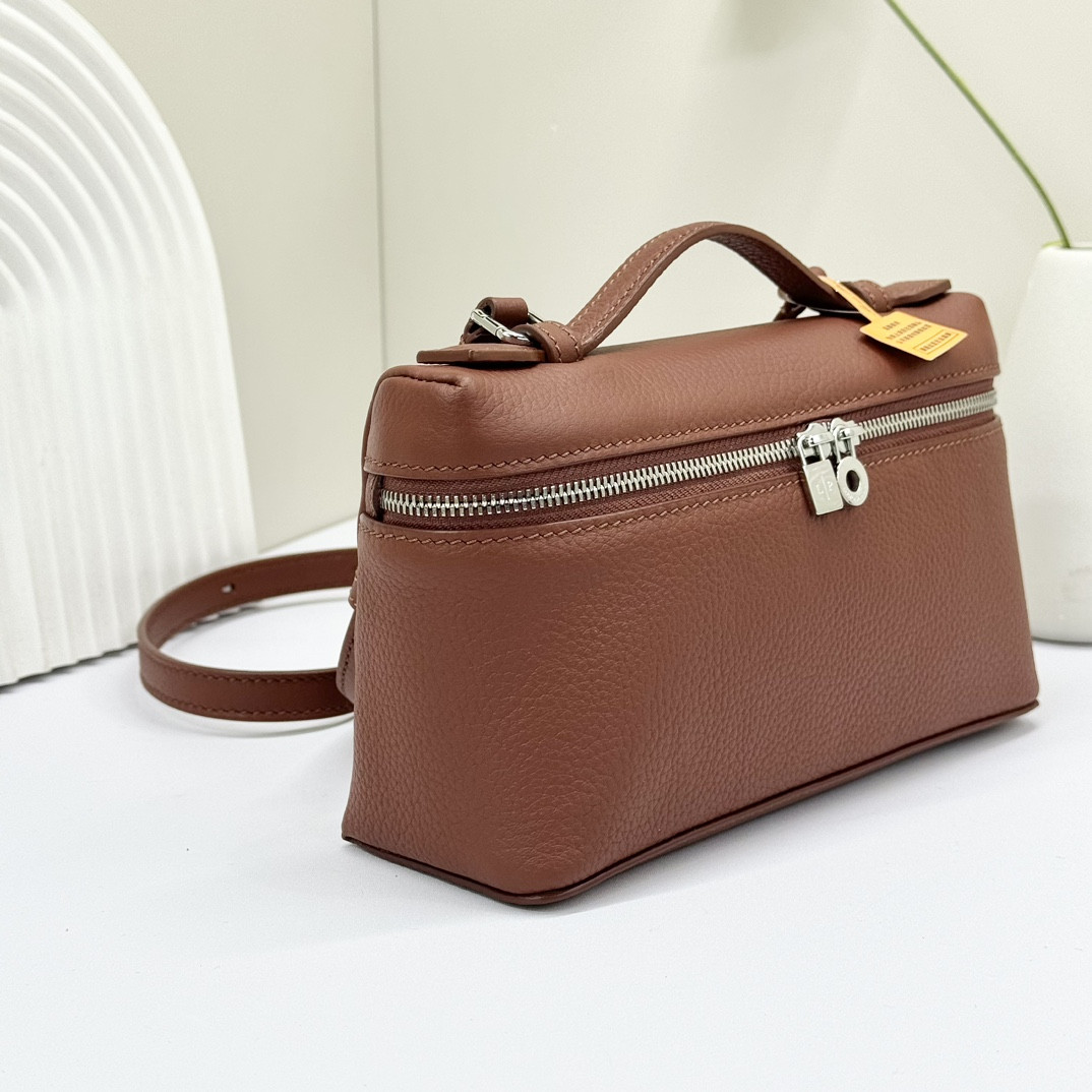 Loro Piana Extra Pocket L19 Grained Calfskin 11 x 19 x 6.5 cm