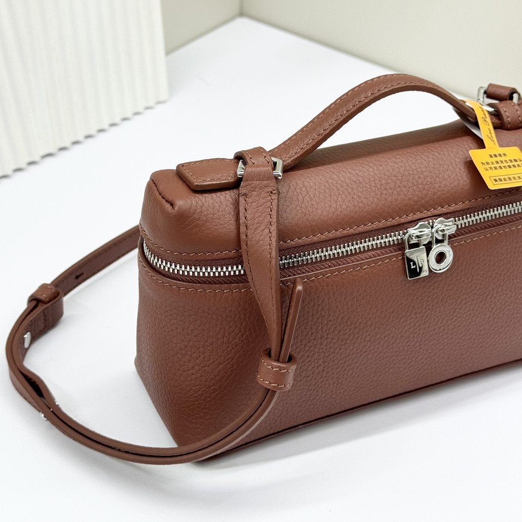 Loro Piana Extra Pocket L19 Grained Calfskin 11 x 19 x 6.5 cm