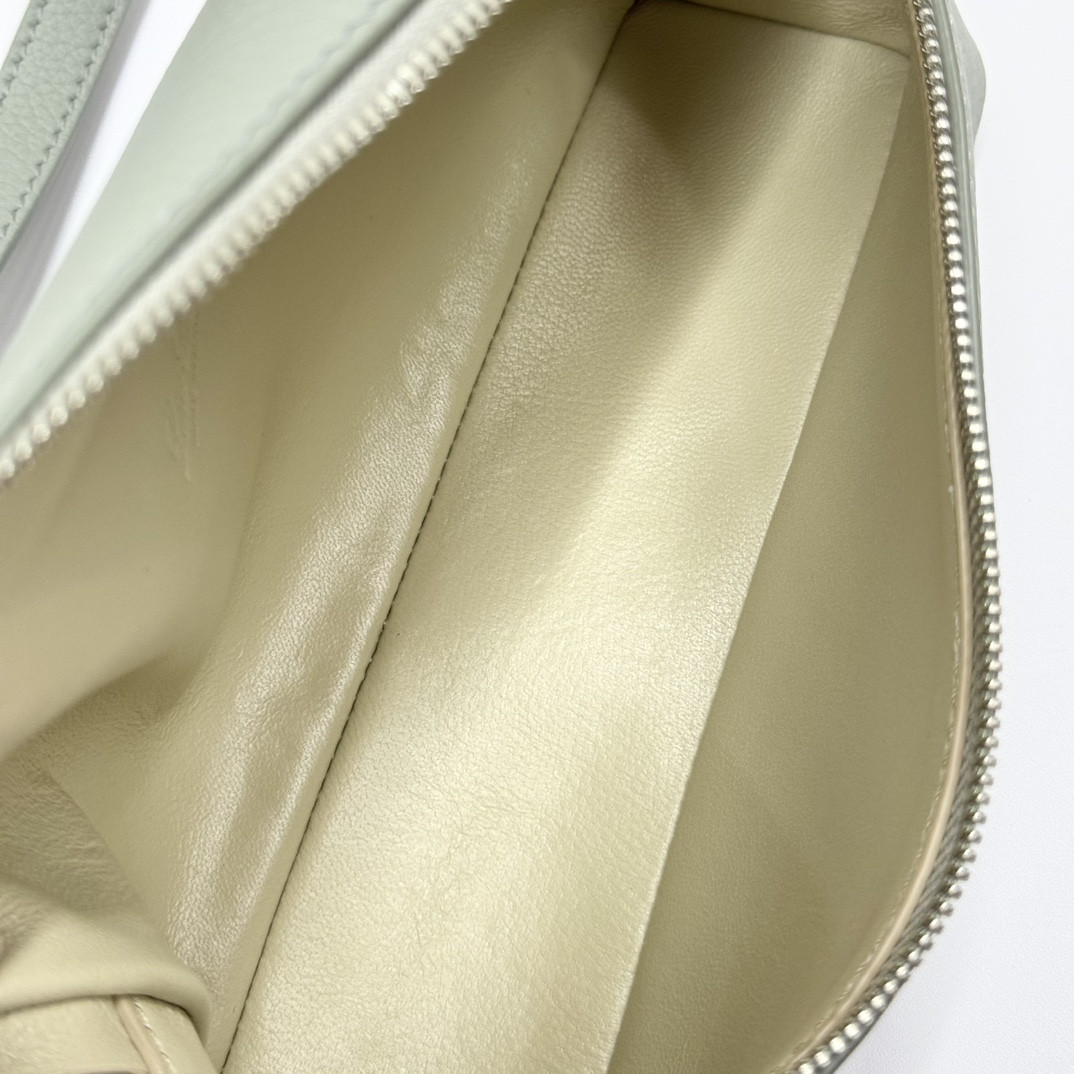 Loro Piana Extra Pocket L19 Grained Calfskin 11 x 19 x 6.5 cm