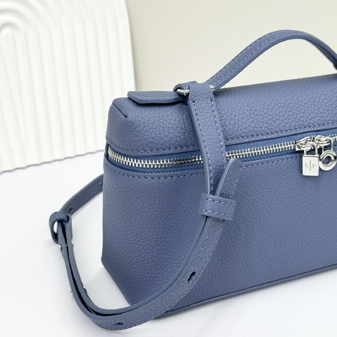 Loro Piana Extra Pocket L19 Grained Calfskin 11 x 19 x 6.5 cm