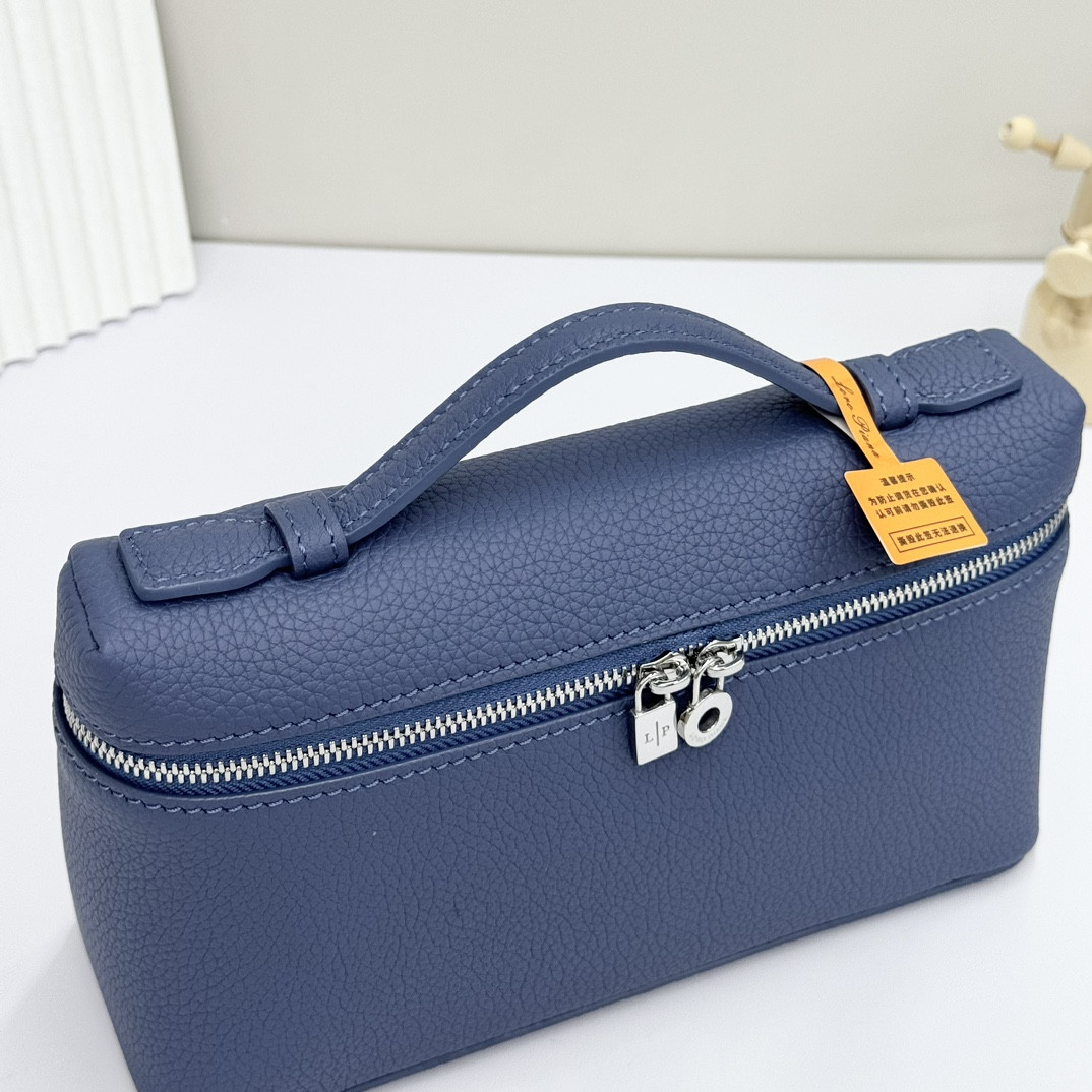 Loro Piana Extra Pocket L19 Grained Calfskin 11 x 19 x 6.5 cm