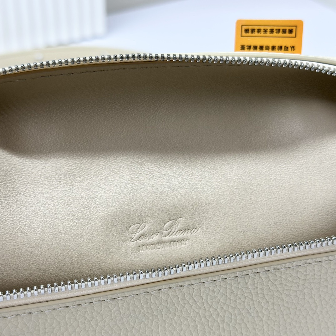 Loro Piana Extra Pocket L19 Grained Calfskin 11 x 19 x 6.5 cm