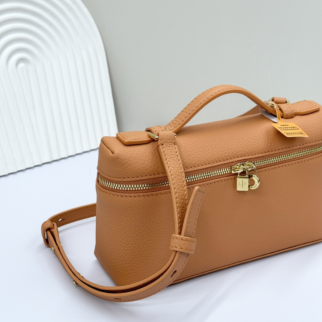 Loro Piana Extra Pocket L19 Grained Calfskin 11 x 19 x 6.5 cm