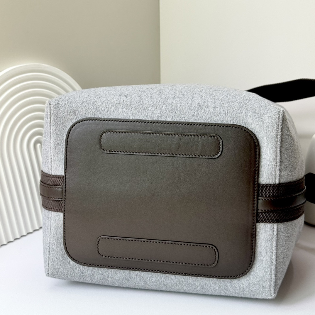 Loro Piana Large Bale Bag 24 x 20 x 27 cm