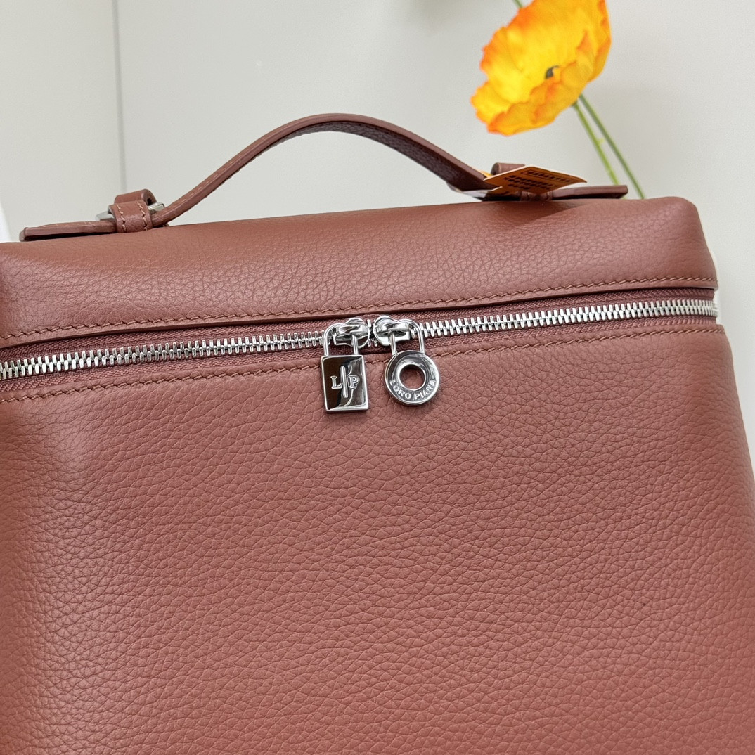 Loro Piana Extra Pocket backpack L23.5 Grained Calfskin 23 x 21 x 8 cm