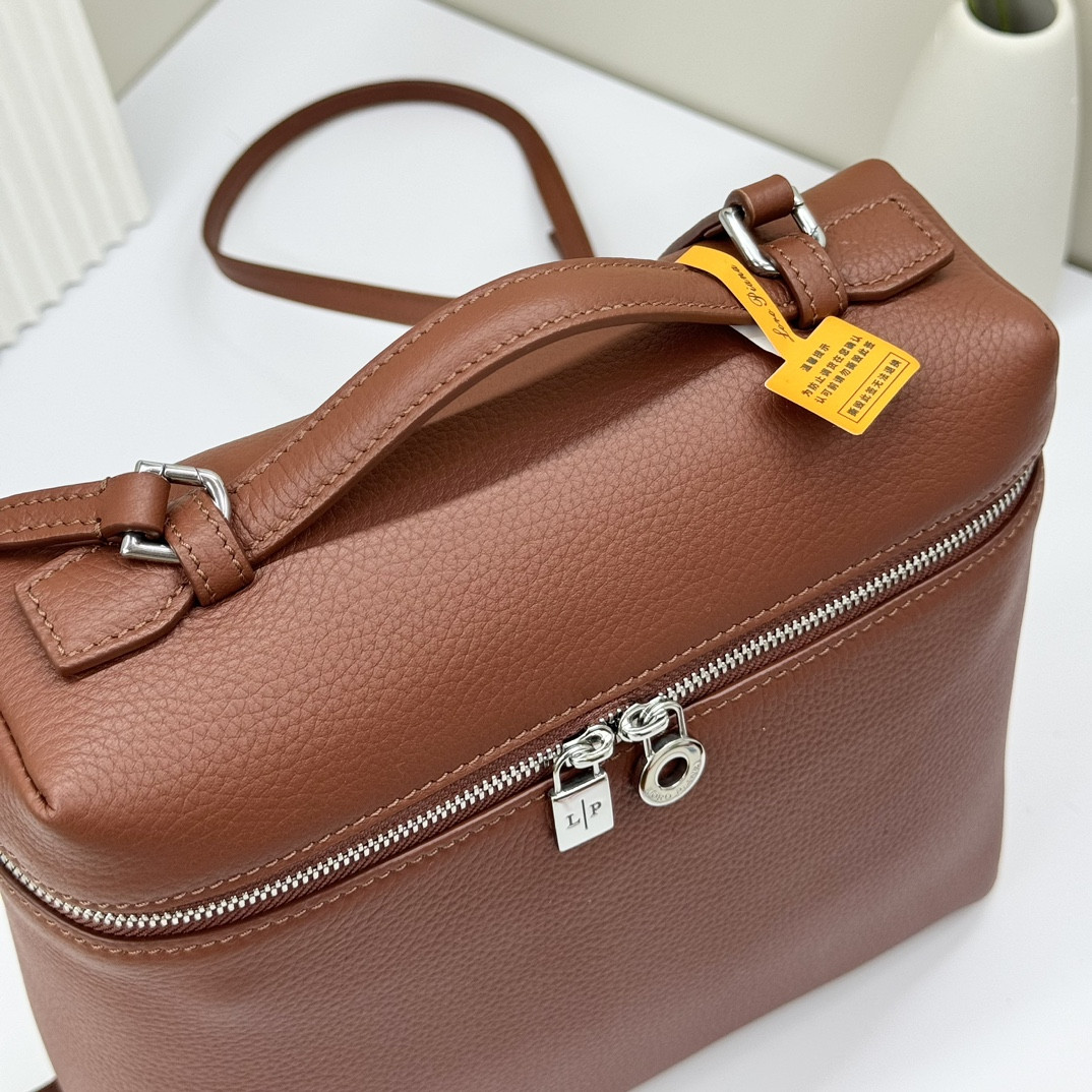 Loro Piana Extra Pocket backpack L23.5 Grained Calfskin 23 x 21 x 8 cm