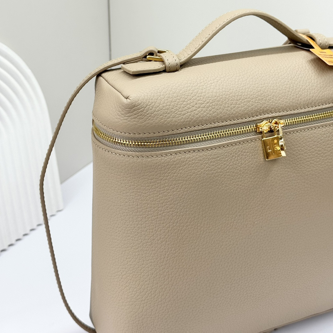 Loro Piana Extra Pocket backpack L23.5 Grained Calfskin 23 x 21 x 8 cm