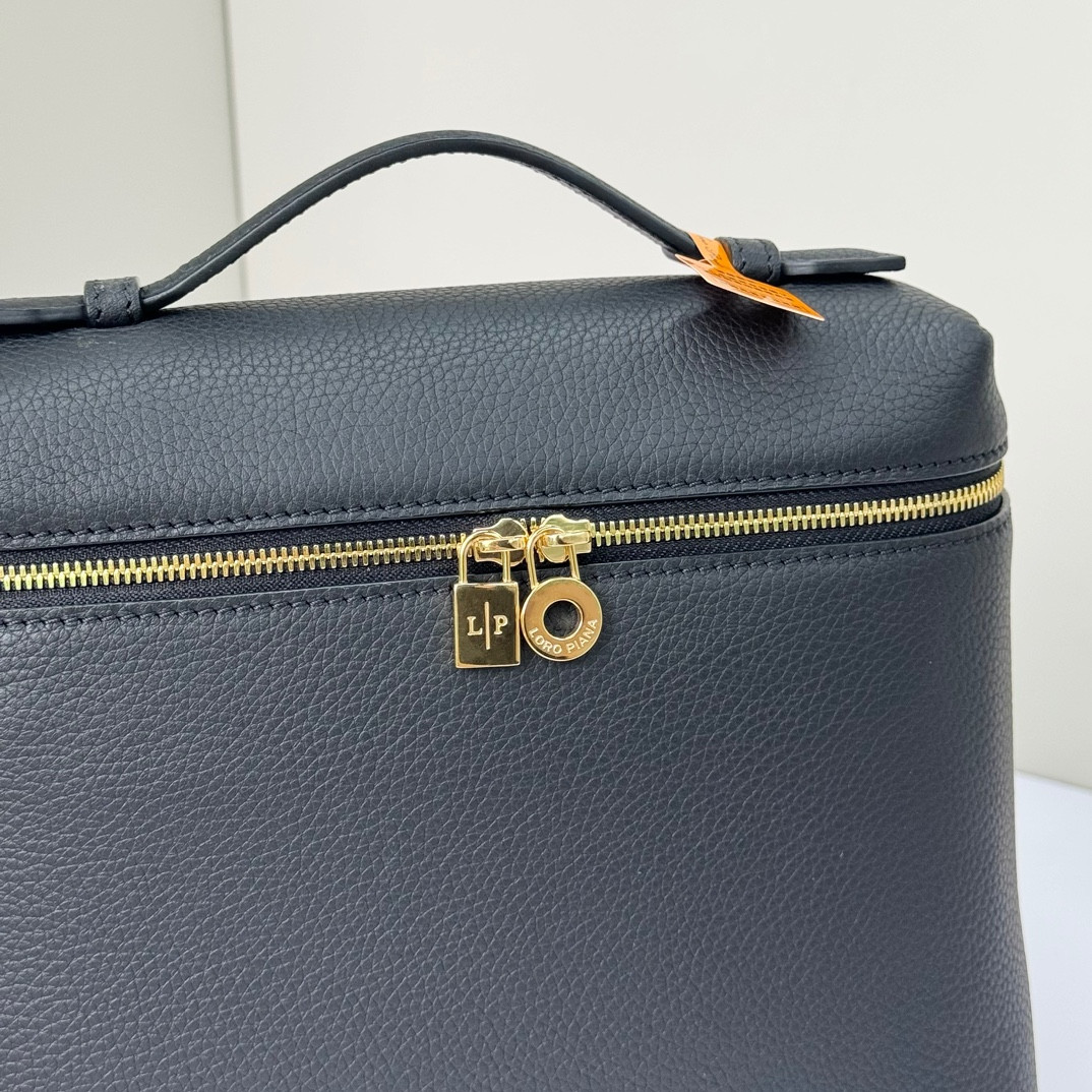 Loro Piana Extra Pocket backpack L23.5 Grained Calfskin 23 x 21 x 8 cm