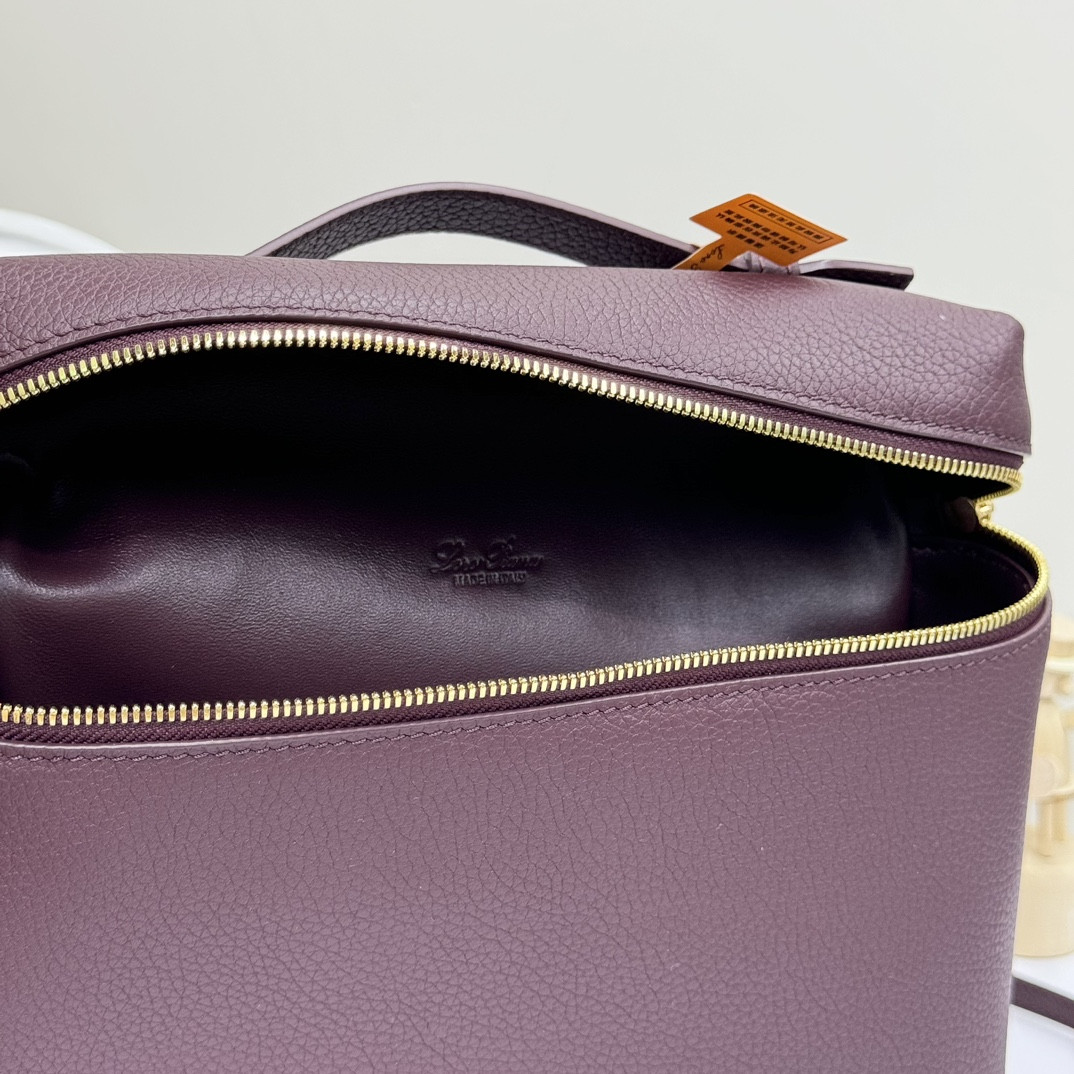 Loro Piana Extra Pocket backpack L23.5 Grained Calfskin 23 x 21 x 8 cm