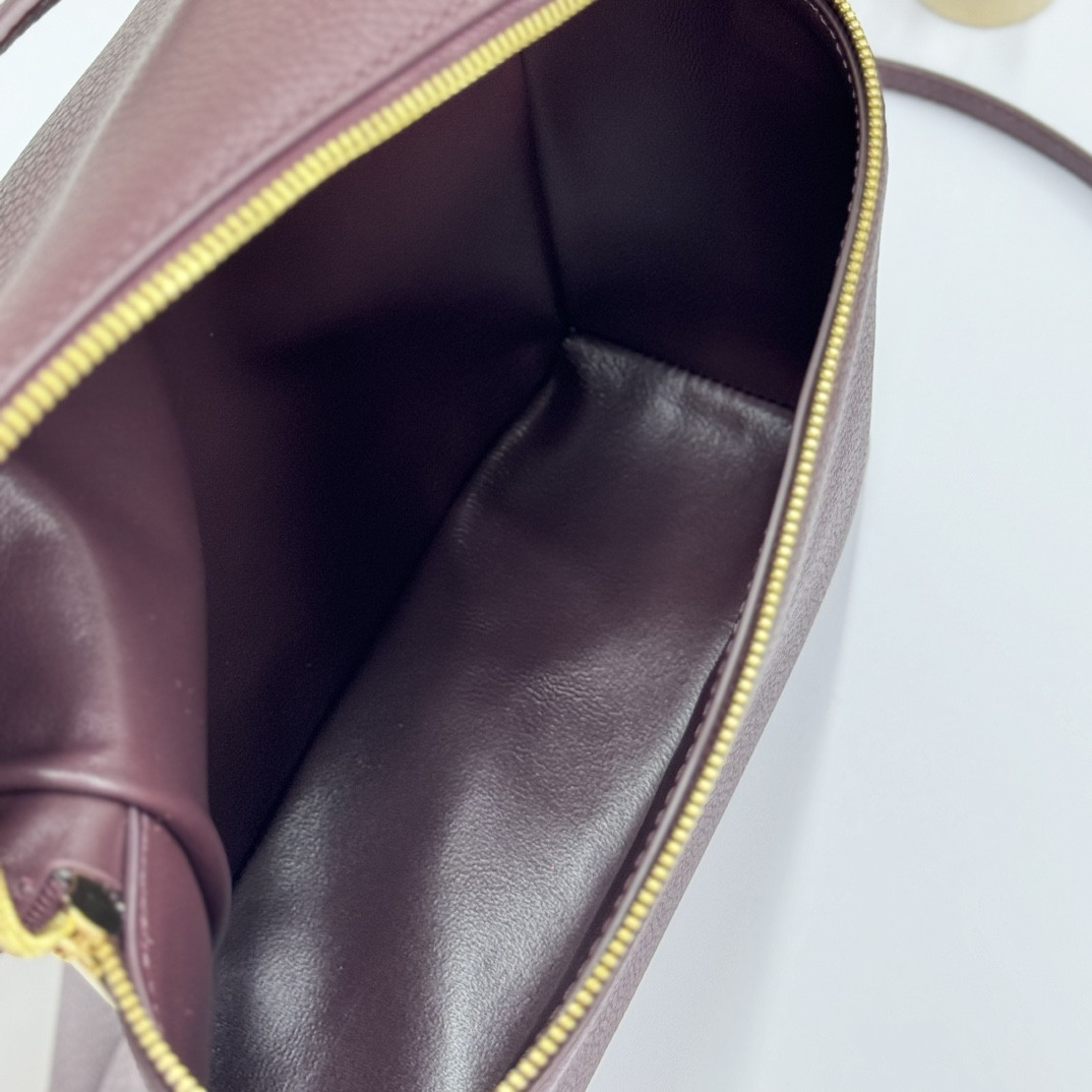 Loro Piana Extra Pocket backpack L23.5 Grained Calfskin 23 x 21 x 8 cm