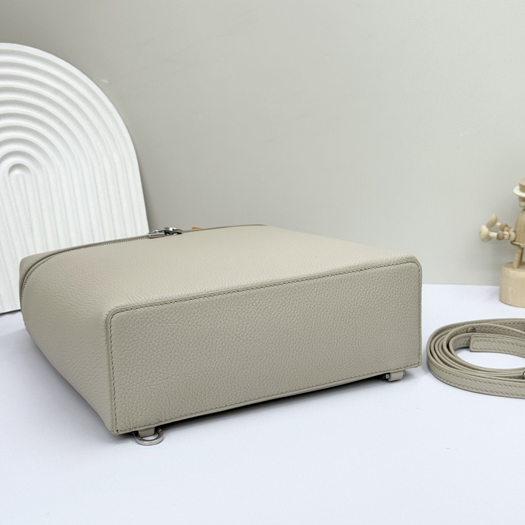 Loro Piana Extra Pocket backpack L23.5 Grained Calfskin 23 x 21 x 8 cm