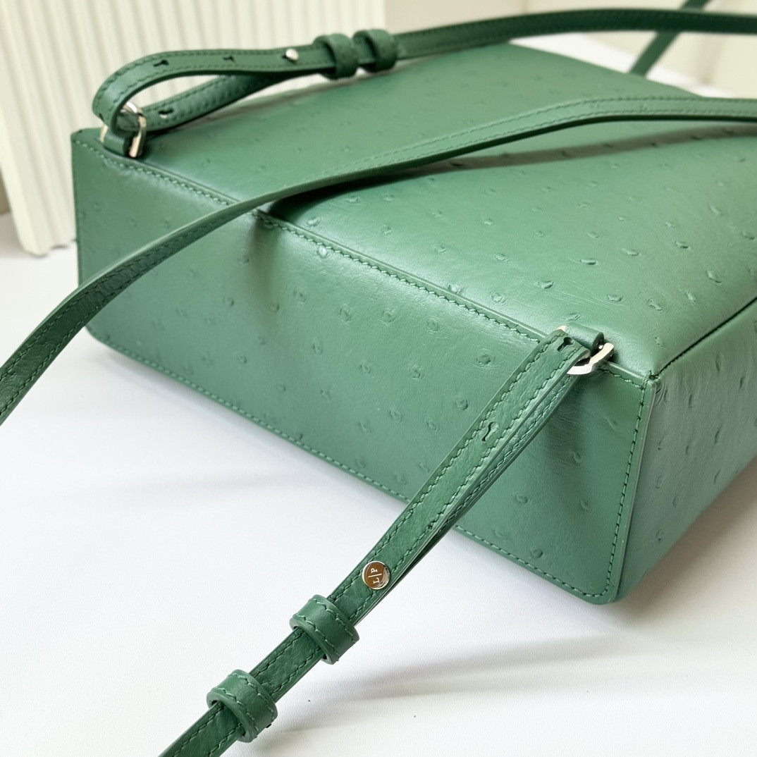 Loro Piana Extra Pocket backpack L23.5 Ostrich-grained Leather 23 x 21 x 8 cm