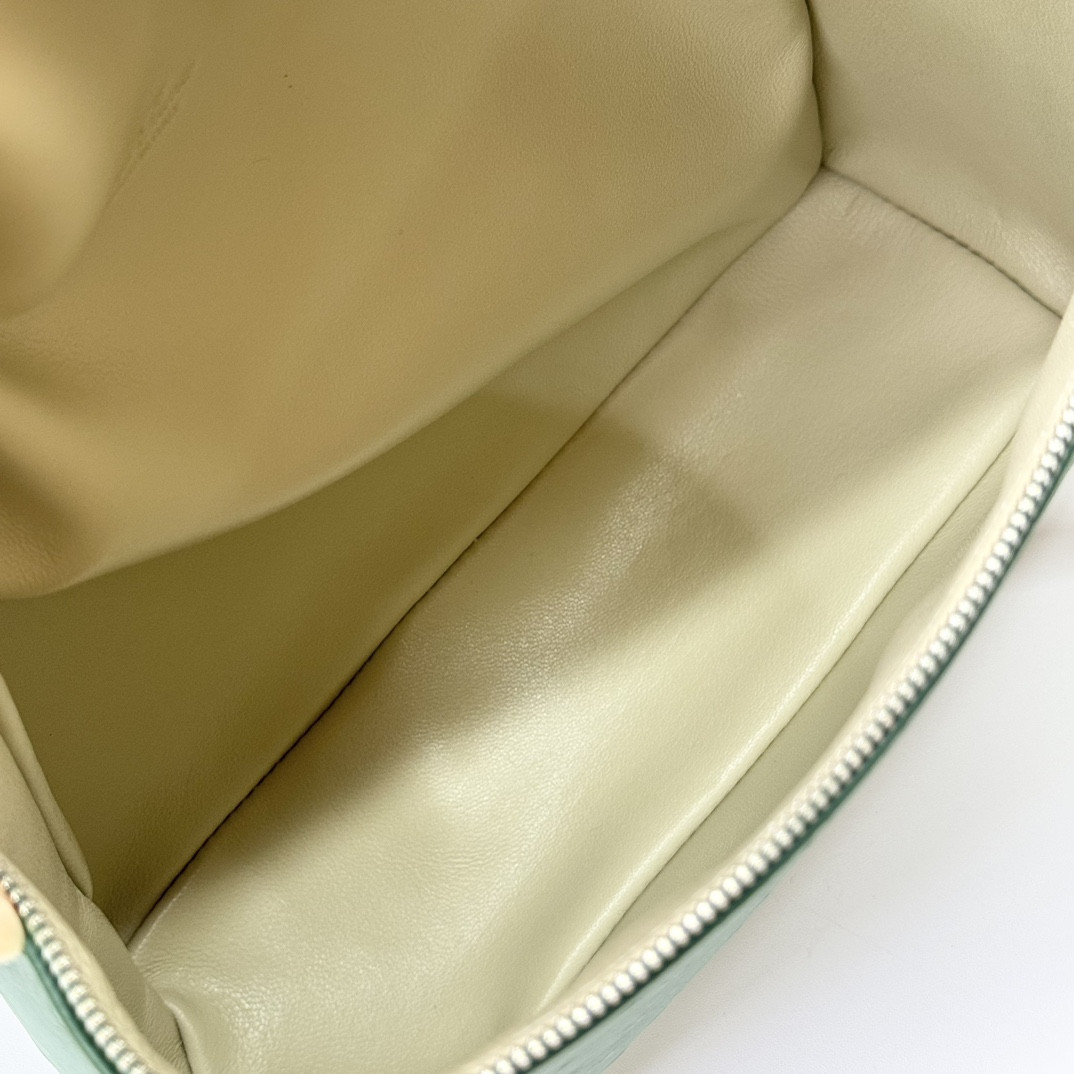 Loro Piana Extra Pocket backpack L23.5 Ostrich-grained Leather 23 x 21 x 8 cm