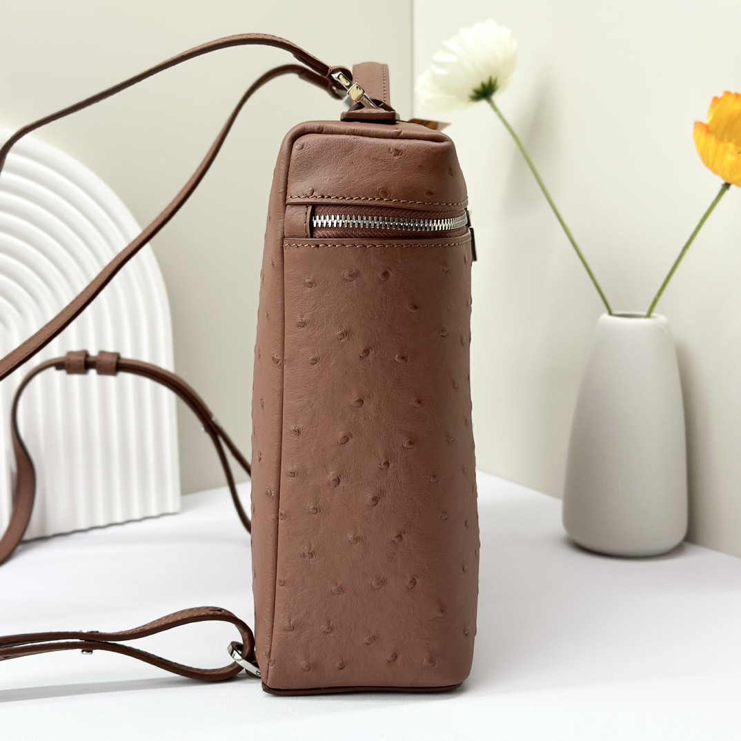 Loro Piana Extra Pocket backpack L23.5 Ostrich-grained Leather 23 x 21 x 8 cm