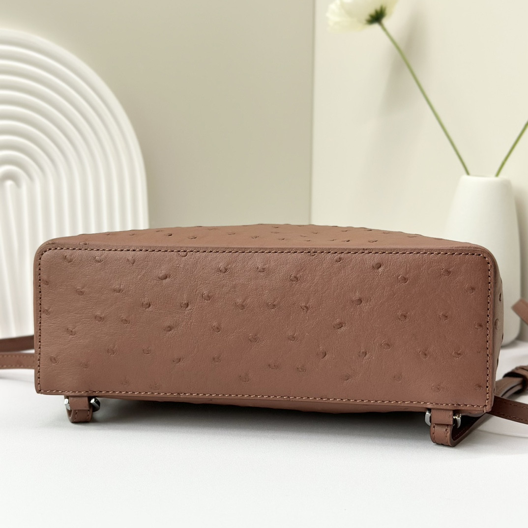 Loro Piana Extra Pocket backpack L23.5 Ostrich-grained Leather 23 x 21 x 8 cm