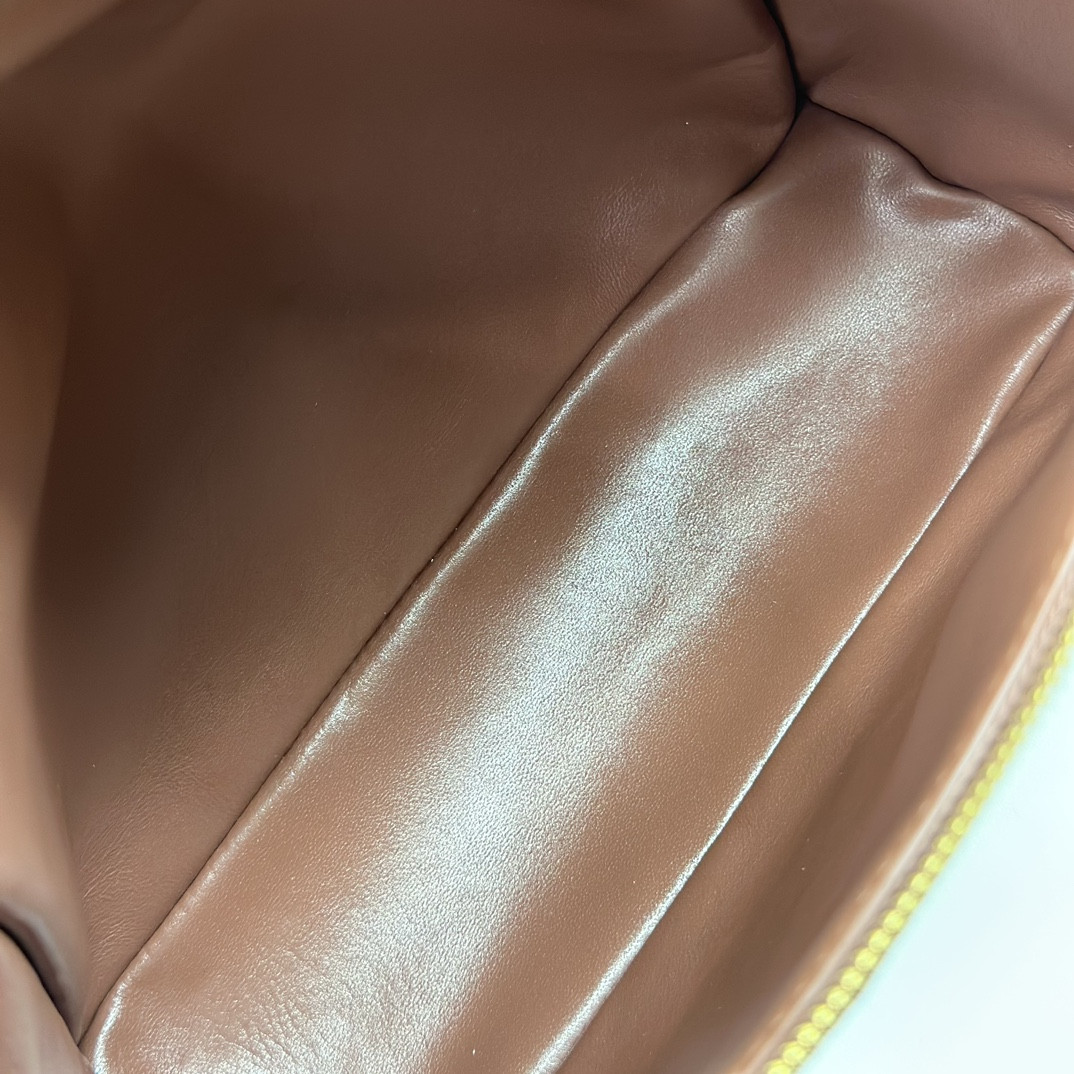 Loro Piana Extra Pocket backpack L23.5 Ostrich-grained Leather 23 x 21 x 8 cm