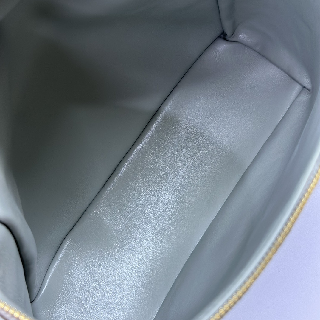 Loro Piana Extra Pocket backpack L23.5 Ostrich-grained Leather 23 x 21 x 8 cm