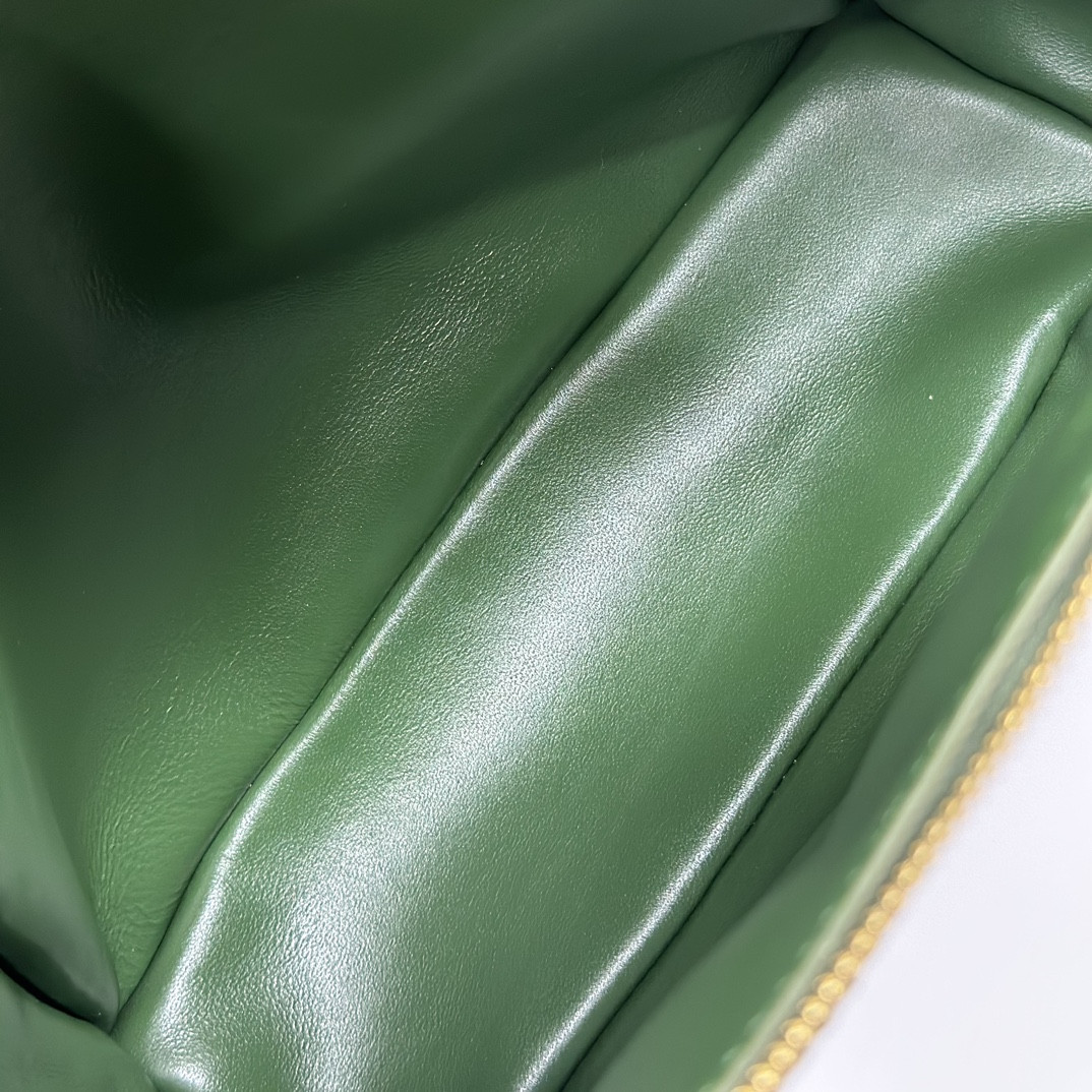 Loro Piana Extra Pocket backpack L23.5 Ostrich-grained Leather 23 x 21 x 8 cm