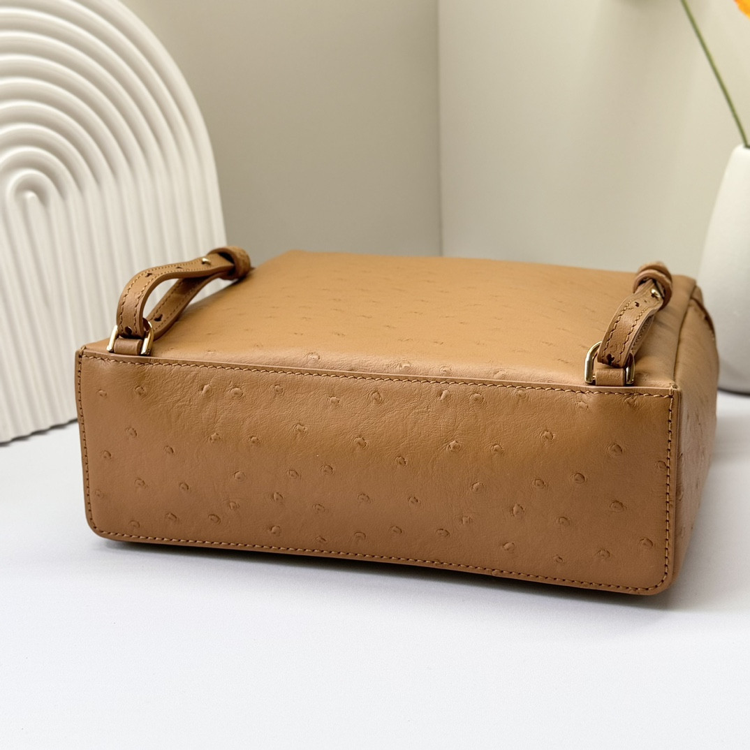 Loro Piana Extra Pocket backpack L23.5 Ostrich-grained Leather 23 x 21 x 8 cm