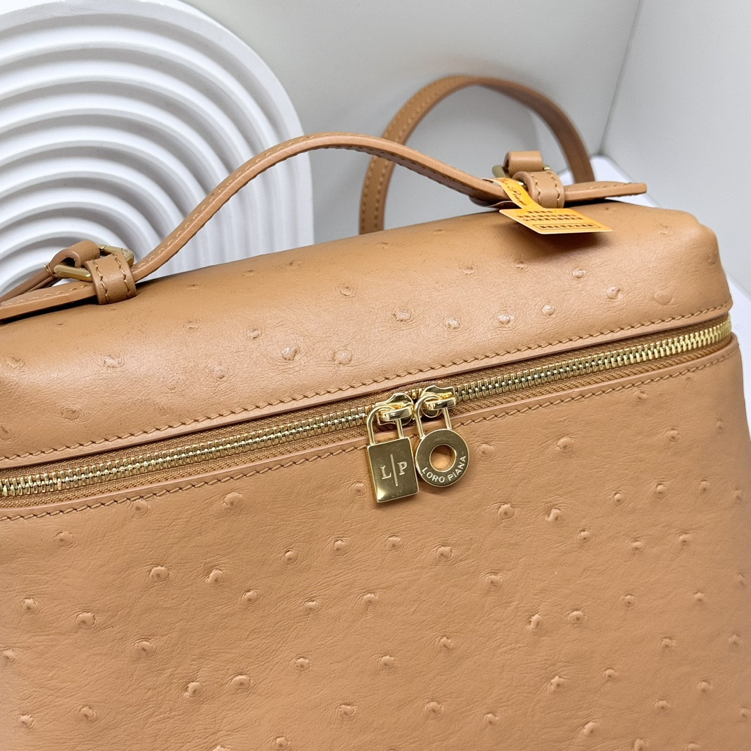 Loro Piana Extra Pocket backpack L23.5 Ostrich-grained Leather 23 x 21 x 8 cm