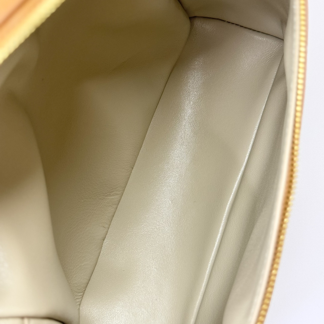 Loro Piana Extra Pocket backpack L23.5 Ostrich-grained Leather 23 x 21 x 8 cm