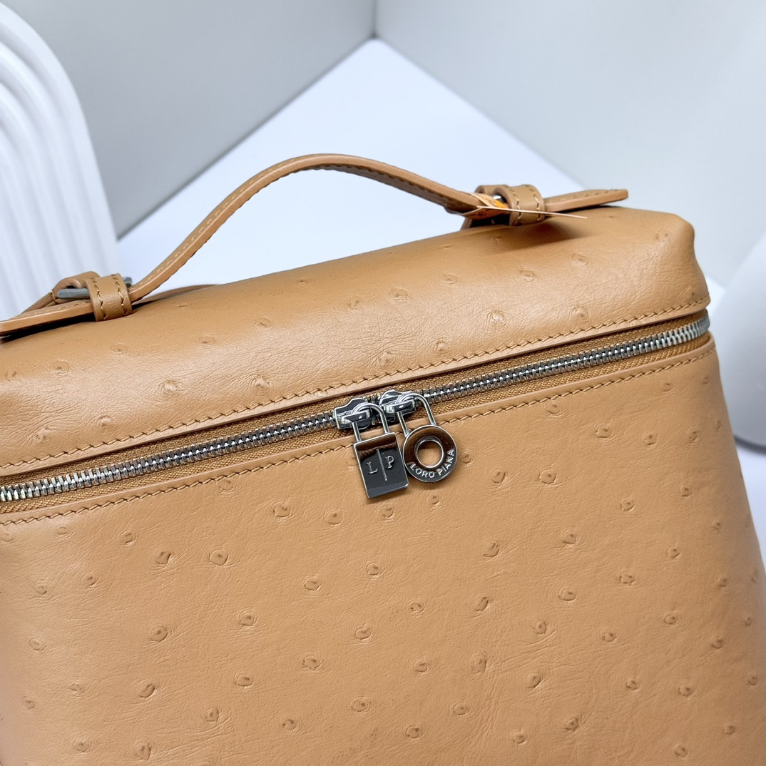 Loro Piana Extra Pocket backpack L23.5 Ostrich-grained Leather 23 x 21 x 8 cm